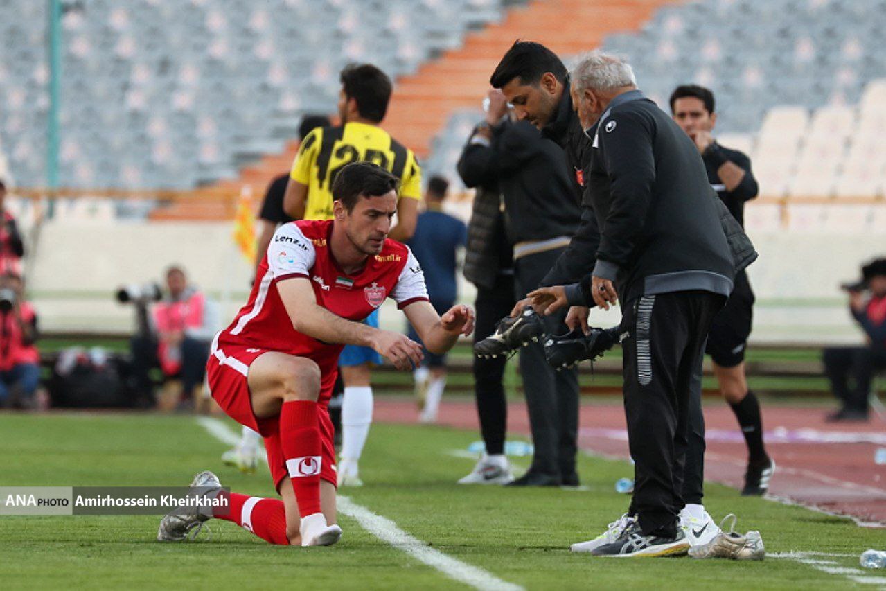 بازی با لنگه کفش گولسیانی؛ تاکتیک جالب رفیعی برای گلزنی بازی با لنگه کفش گولسیانی؛ تاکتیک جالب رفیعی برای گلزنی