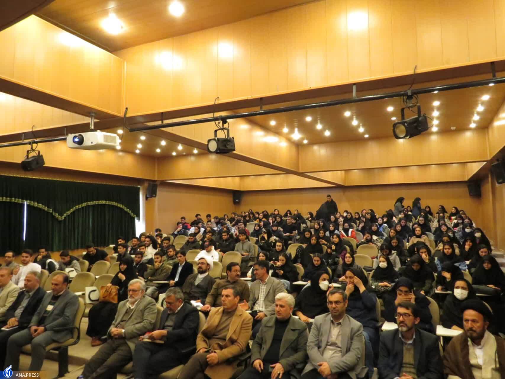 ۲۰ رتبه برتر جشنواره «کتابخوانی نیایش» تجلیل شدند