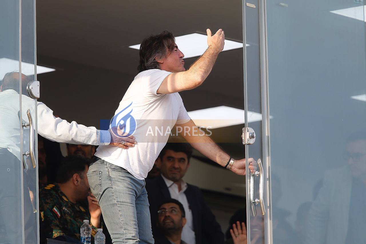 بوسه ساپینتو برای گلزن استقلال+ تصاویر بوسه ساپینتو برای گلزن استقلال+ تصاویر