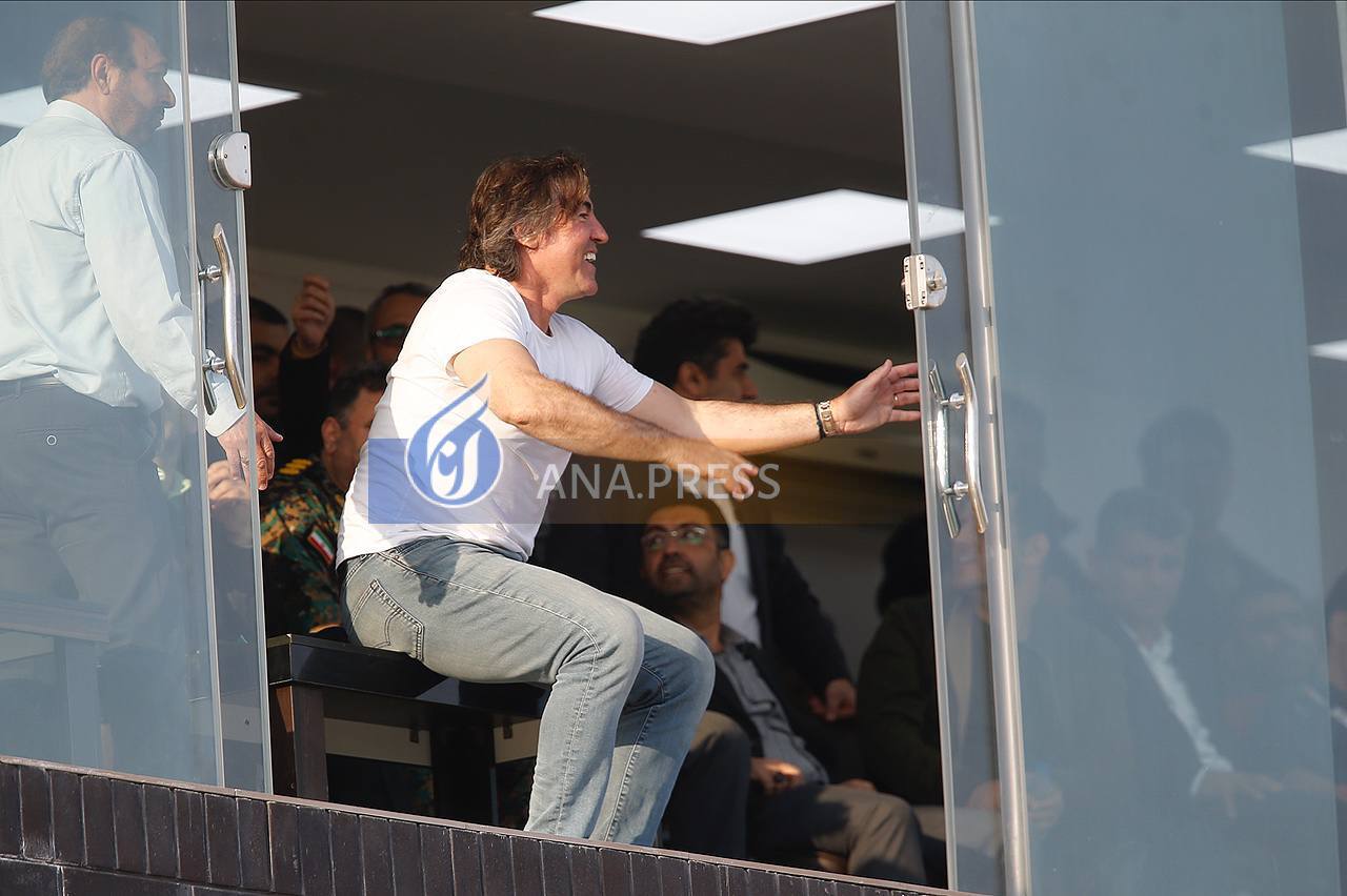 بوسه ساپینتو برای گلزن استقلال+ تصاویر