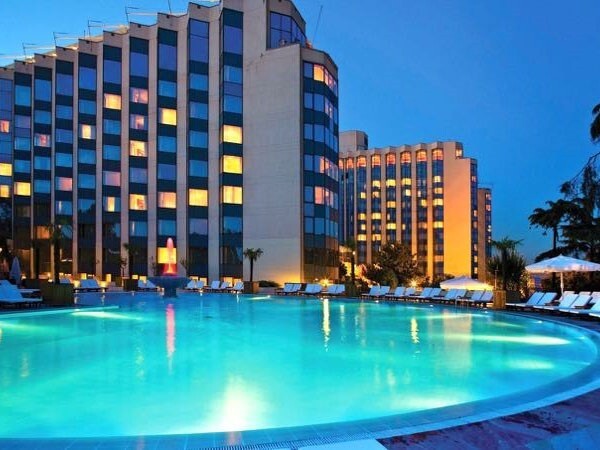 چرا توریستها هتل خود را در میدان تکسیم رزرو میکنند؟ چرا توریستها هتل خود را در میدان تکسیم رزرو میکنند؟