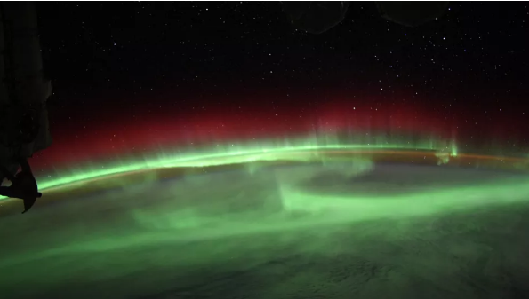 زمین در احاطه شفقهای قطبی زمین در احاطه شفقهای قطبی