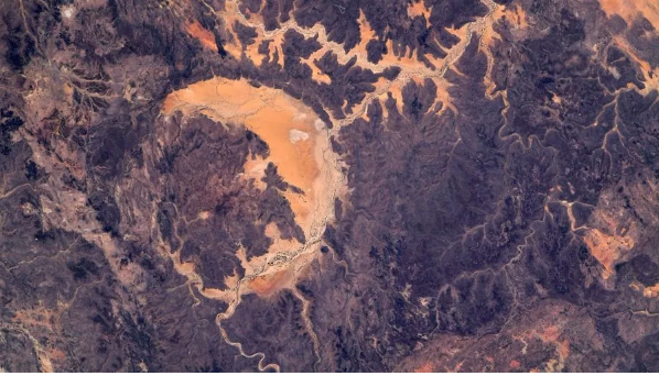 زمین در احاطه شفقهای قطبی زمین در احاطه شفقهای قطبی