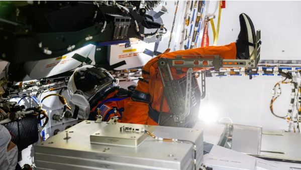 زمین در احاطه شفقهای قطبی زمین در احاطه شفقهای قطبی