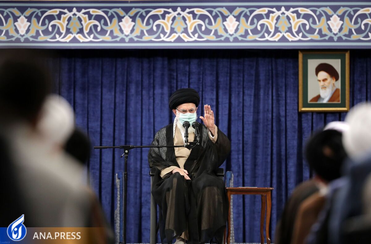 رهبر انقلاب: جمهوری اسلامی اژد‌های هفت‌سر استکبار را عقب راند