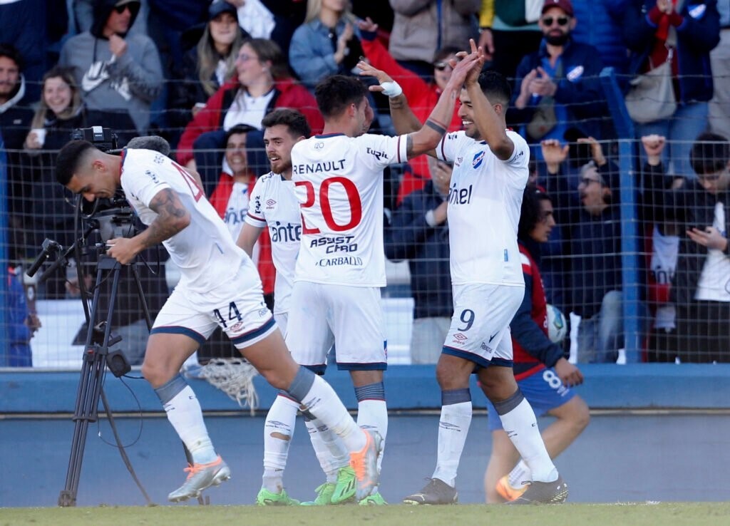 سوپرگل لوئیس سوارز در الکلاسیکوی اروگوئه (عکس) سوپرگل لوئیس سوارز در الکلاسیکوی اروگوئه (عکس)