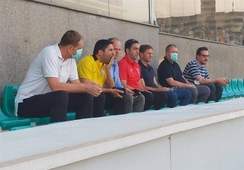 لوکادیا در محاصره هواداران/ حضور اسکوچیچ و انتقاد سرخپوشان از چمن ورزشگاه + عکس لوکادیا در محاصره هواداران/ حضور اسکوچیچ و انتقاد سرخپوشان از چمن ورزشگاه + عکس