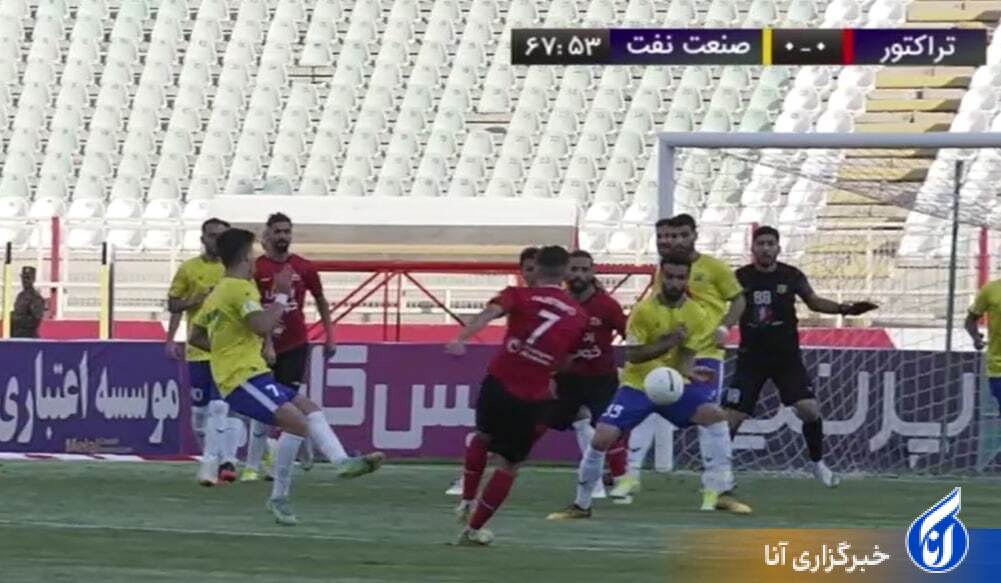 صحنه جنجالی در تبریز؛ این هند، پنالتی بود؟+عکس صحنه جنجالی در تبریز؛ این هند، پنالتی بود؟+عکس