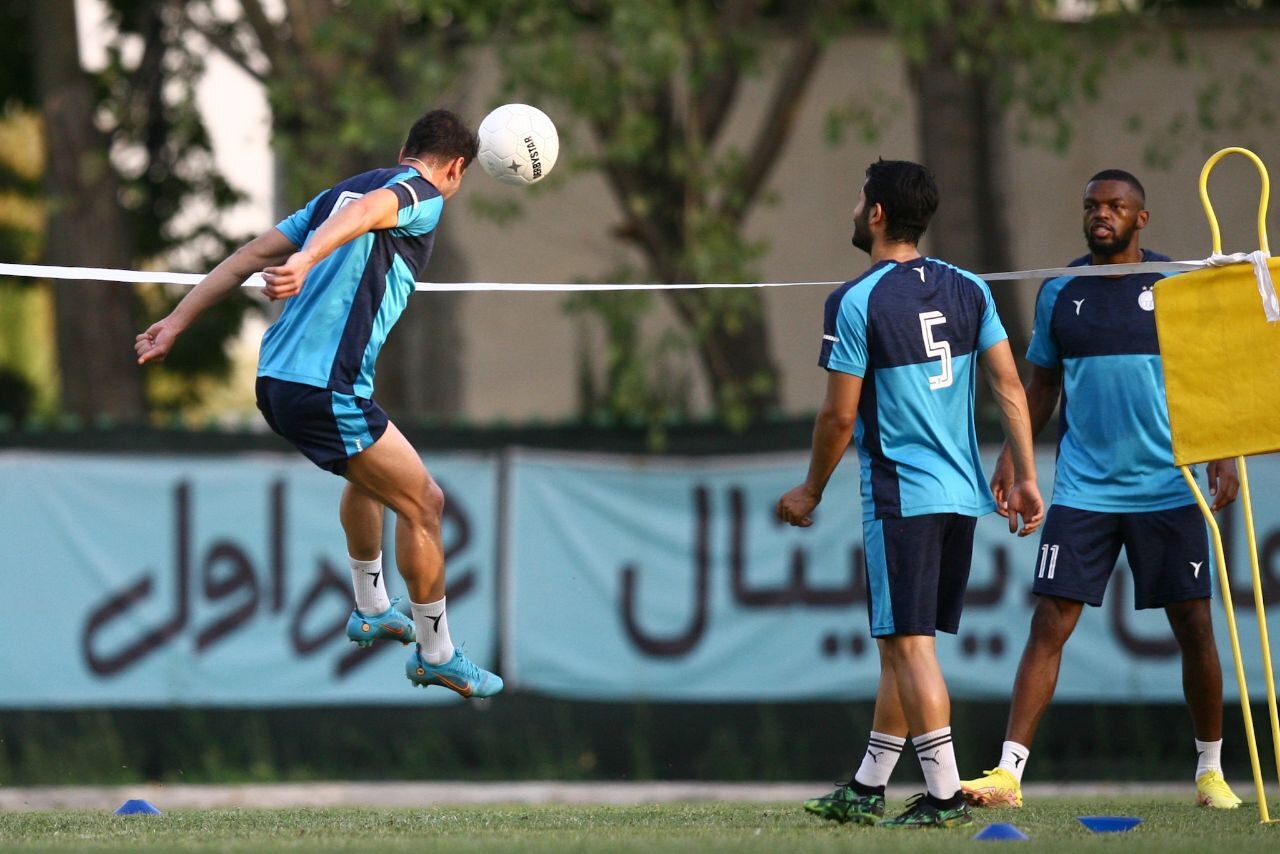 تمرین استقلال؛ ترکیبی از هندبال، سپکتاکرا و فوتبال!/ آنالیز بازیکنان توسط ساپینتو از برجک نگهبانی+عکس تمرین استقلال؛ ترکیبی از هندبال، سپکتاکرا و فوتبال!/ آنالیز بازیکنان توسط ساپینتو از برجک نگهبانی+عکس