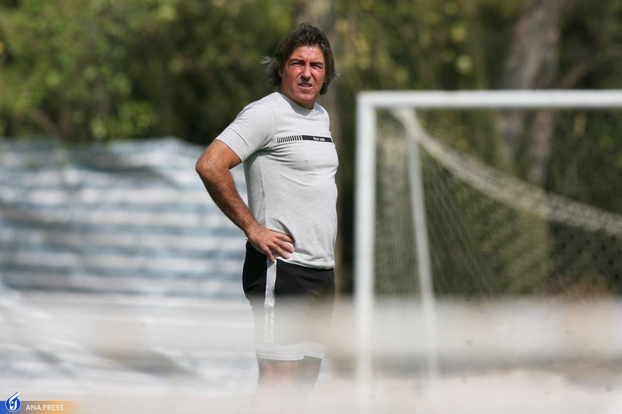 ژستهای جالب ساپینتو در تمرین استقلال یک روز بعد از طوفان!+عکس ژستهای جالب ساپینتو در تمرین استقلال یک روز بعد از طوفان!+عکس