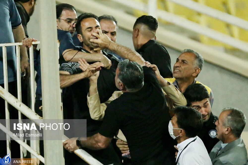 ماجرای درگیری خونین سرمربی سابق استقلال و فولاد در لیگ دسته اول+تصاویر ماجرای درگیری خونین سرمربی سابق استقلال و فولاد در لیگ دسته اول+تصاویر