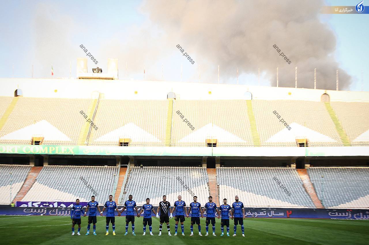 اتفاق مشکوک در آغاز بازی استقلال - فولاد+تصاویر اتفاق مشکوک در آغاز بازی استقلال - فولاد+تصاویر