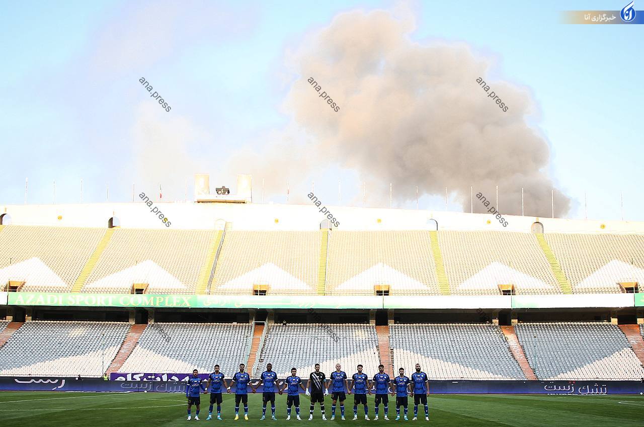 اتفاق مشکوک در آغاز بازی استقلال - فولاد+تصاویر اتفاق مشکوک در آغاز بازی استقلال - فولاد+تصاویر