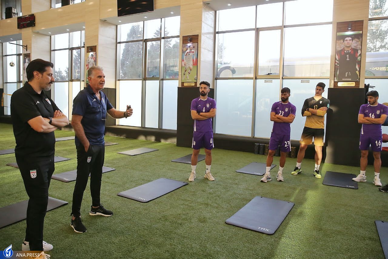 شیوه جالب کی روش در تمرین تیم ملی برای تشریح عملکرد بازیکنان شیوه جالب کی روش در تمرین تیم ملی برای تشریح عملکرد بازیکنان