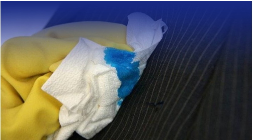 پاک کردن چسب از روی لباس مشکی