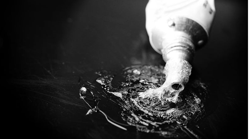 پاک کردن چسب از روی لباس مشکی