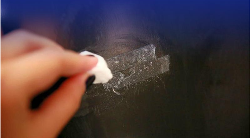 پاک کردن چسب از روی لباس مشکی