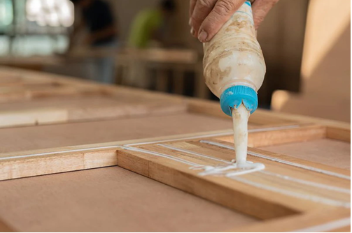 پاک کردن چسب از روی لباس مشکی