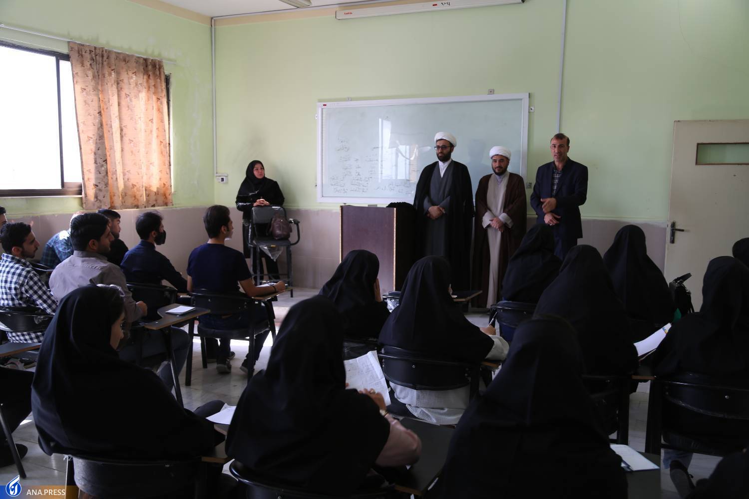 دانشجویان با تکیه بر تعهد به نظام در موضوع جهاد تبیین پیشقراول باشند دانشجویان با تکیه بر تعهد به نظام در موضوع جهاد تبیین پیشقراول باشند