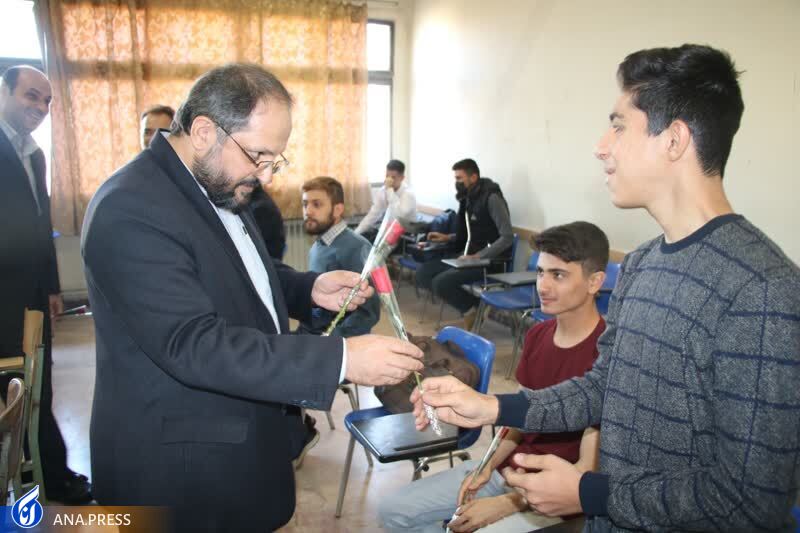 اهدای شاخه گل توسط دکتر جهانبین به دانشجویان دانشگاه آزاد اسلامی تبریز اهدای شاخه گل توسط دکتر جهانبین به دانشجویان دانشگاه آزاد اسلامی تبریز