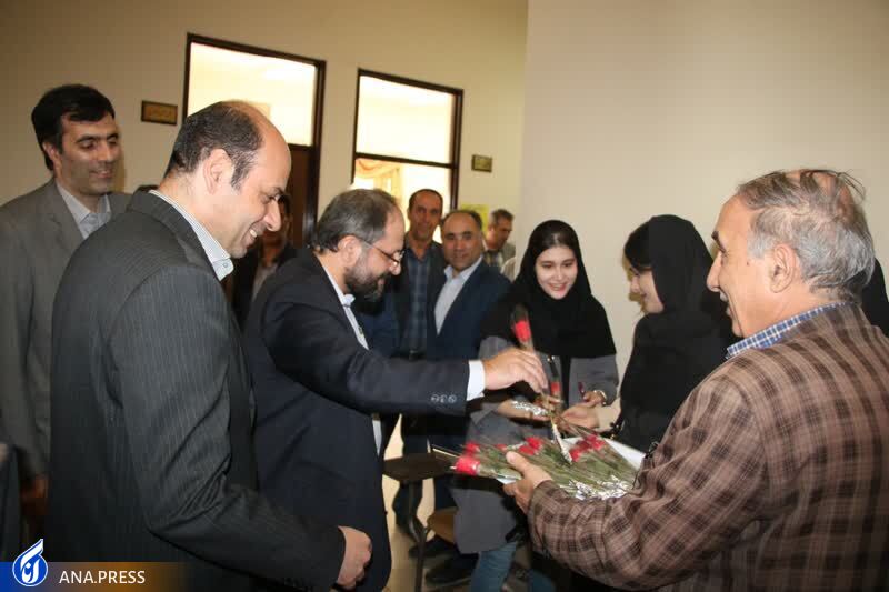 اهدای شاخه گل توسط دکتر جهان‌بین به دانشجویان دانشگاه آزاد اسلامی تبریز