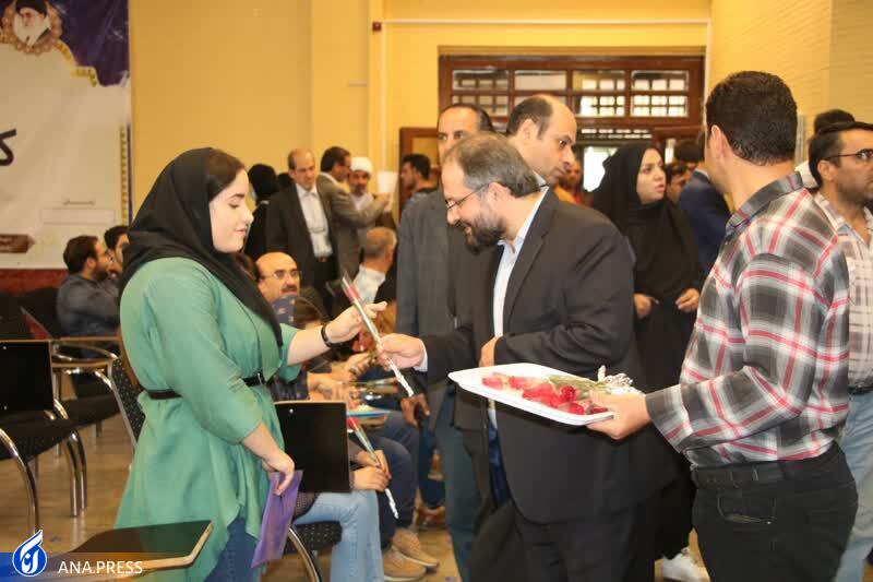 اهدای شاخه گل توسط دکتر جهان‌بین به دانشجویان دانشگاه آزاد اسلامی تبریز