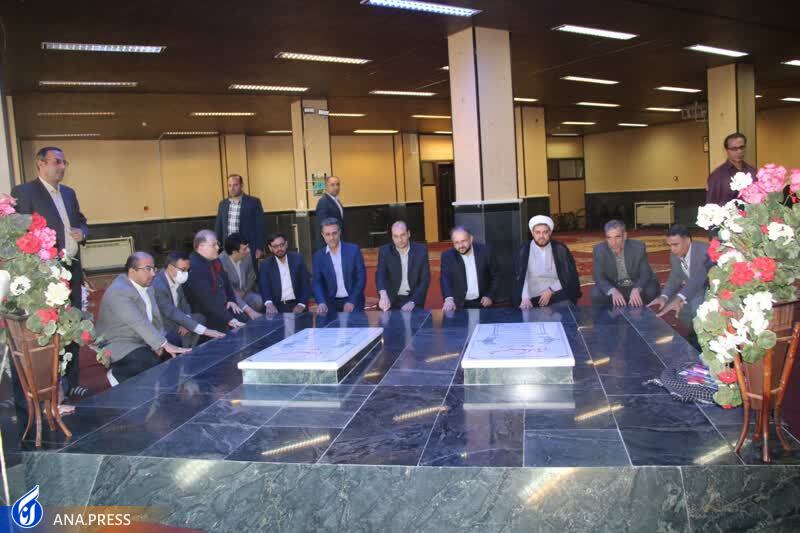 اهدای شاخه گل توسط دکتر جهان‌بین به دانشجویان دانشگاه آزاد اسلامی تبریز