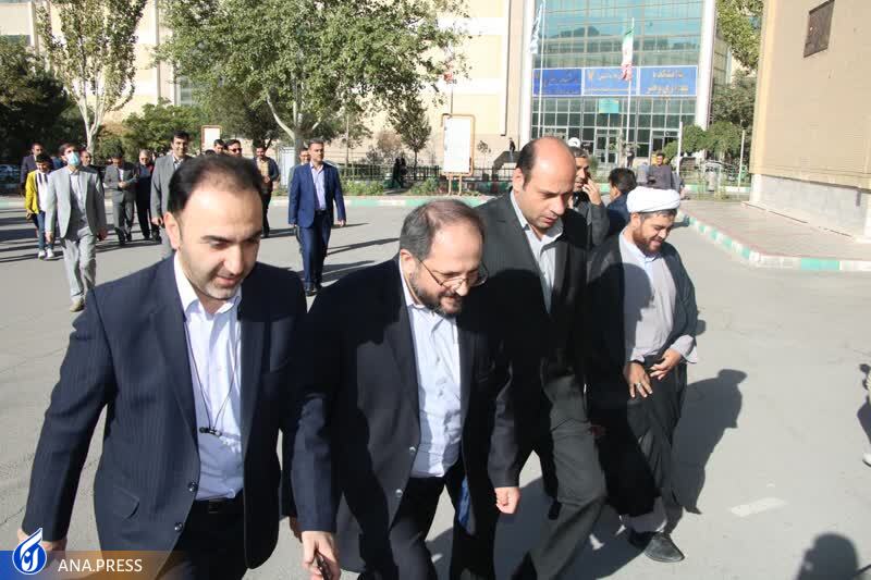 اهدای شاخه گل توسط دکتر جهان‌بین به دانشجویان دانشگاه آزاد اسلامی تبریز