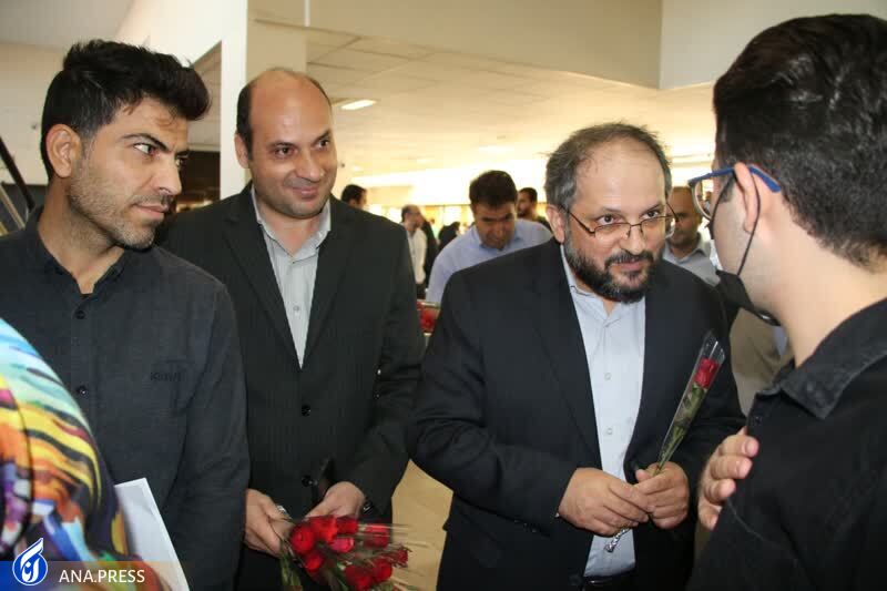 اهدای شاخه گل توسط دکتر جهان‌بین به دانشجویان دانشگاه آزاد اسلامی تبریز