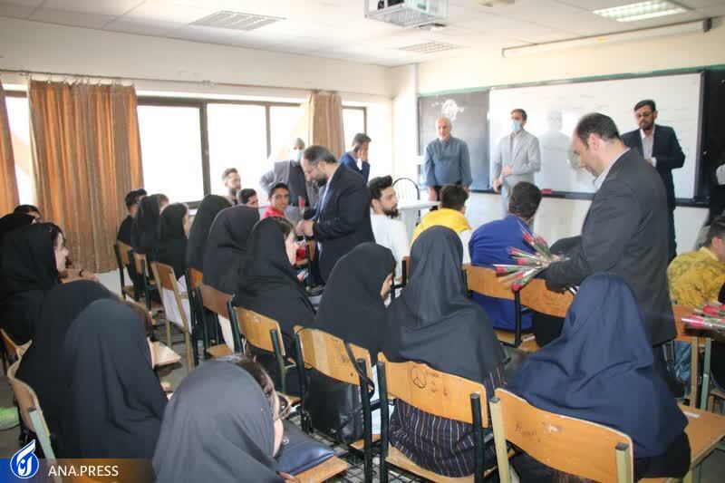 اهدای شاخه گل توسط دکتر جهان‌بین به دانشجویان دانشگاه آزاد اسلامی تبریز