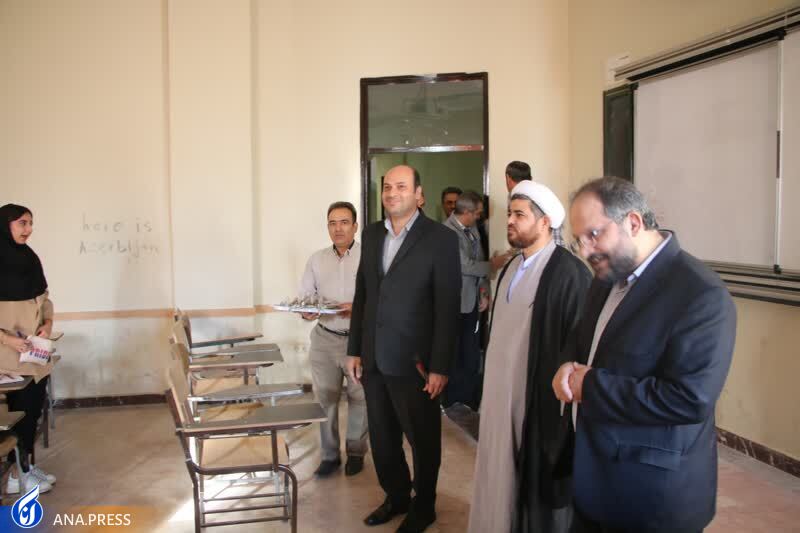 اهدای شاخه گل توسط دکتر جهان‌بین به دانشجویان دانشگاه آزاد اسلامی تبریز