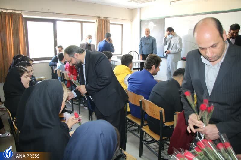 اهدای شاخه گل توسط دکتر جهان‌بین به دانشجویان دانشگاه آزاد اسلامی تبریز