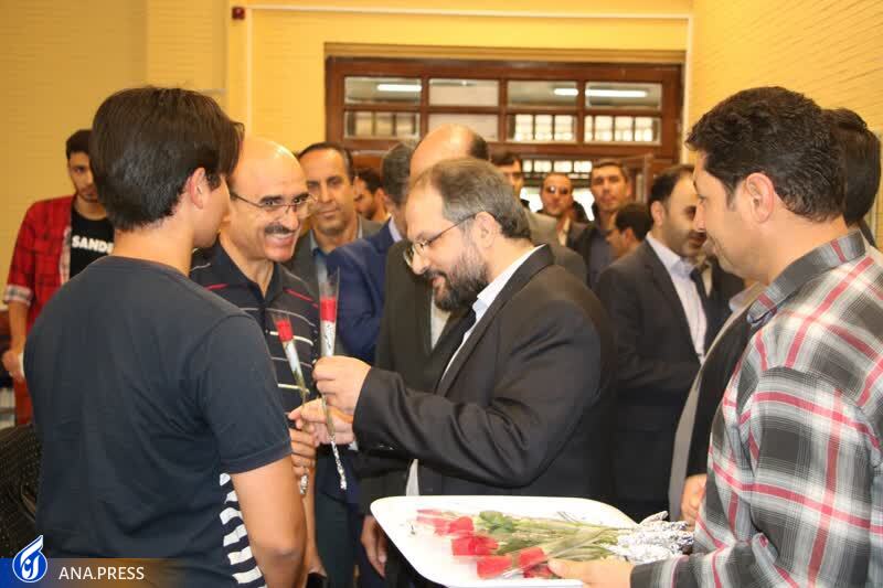 اهدای شاخه گل توسط دکتر جهان‌بین به دانشجویان دانشگاه آزاد اسلامی تبریز