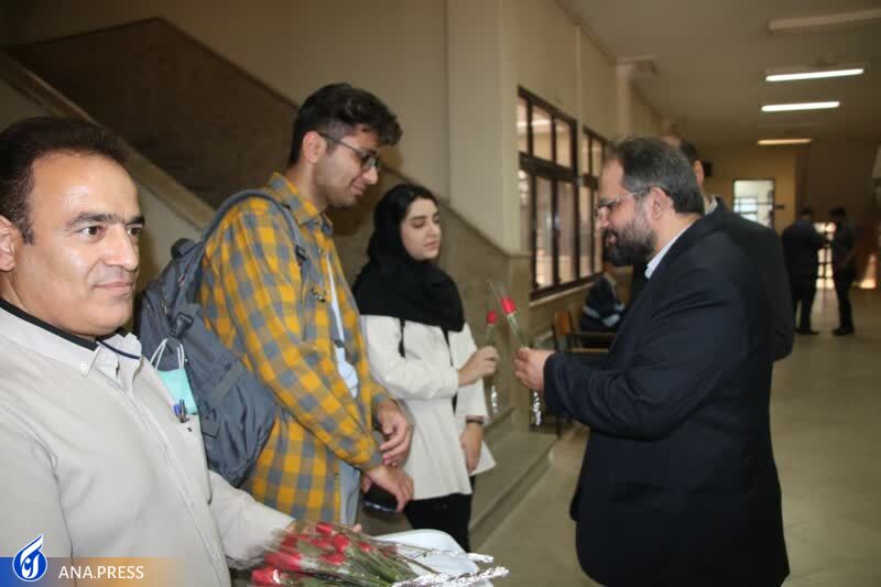 اهدای شاخه گل توسط دکتر جهان‌بین به دانشجویان دانشگاه آزاد اسلامی تبریز
