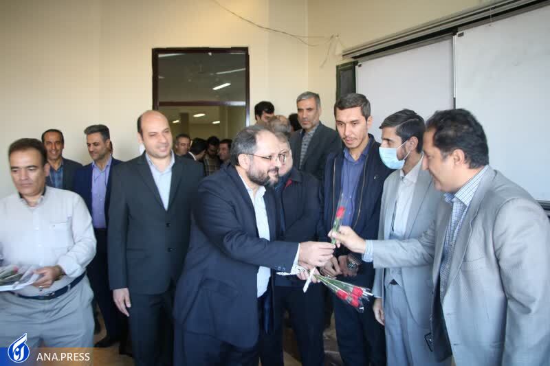 اهدای شاخه گل توسط دکتر جهان‌بین به دانشجویان دانشگاه آزاد اسلامی تبریز