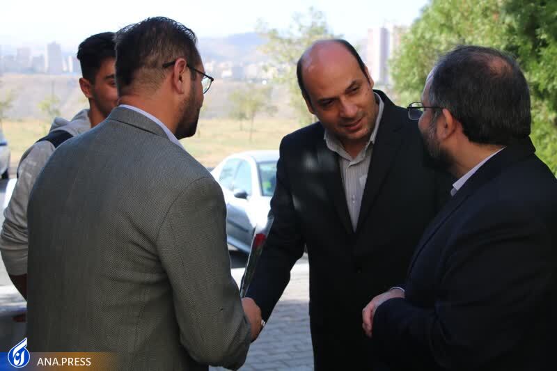 اهدای شاخه گل توسط دکتر جهان‌بین به دانشجویان دانشگاه آزاد اسلامی تبریز