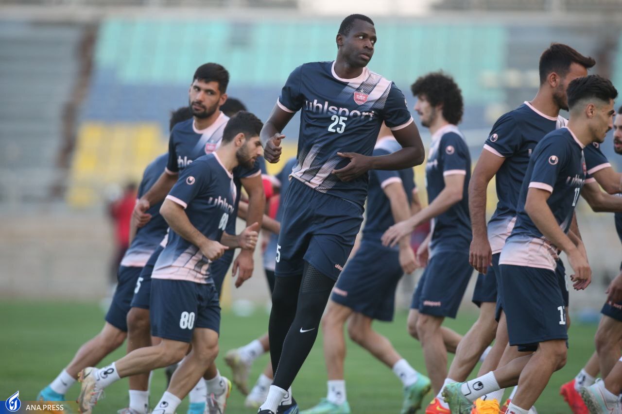 حضور دیاباته در تمرینات گروهی پرسپولیس/ سرلک زیر نظر پزشک حضور دیاباته در تمرینات گروهی پرسپولیس/ سرلک زیر نظر پزشک