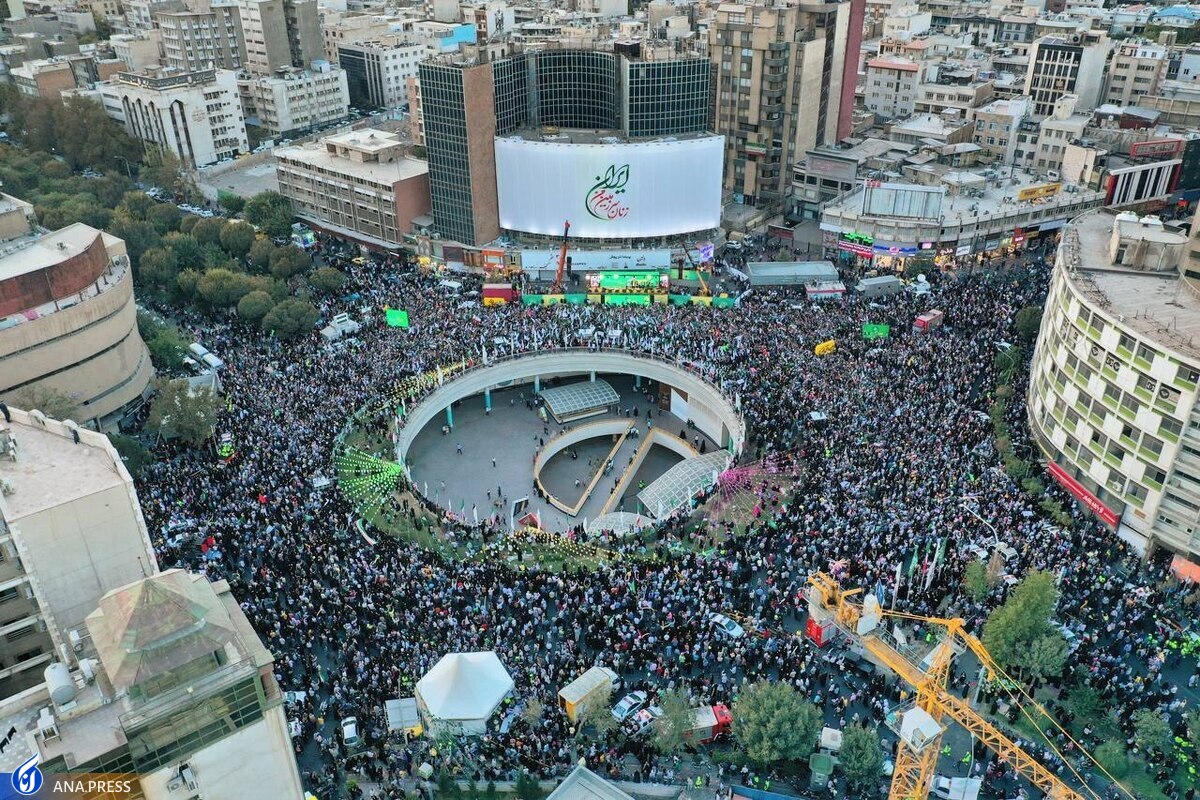 جشن میلاد پیامبر مهربانی‌ در میدان ولیعصر (عج)  اعلام انزجار تهرانی‌ها از آشوبگران