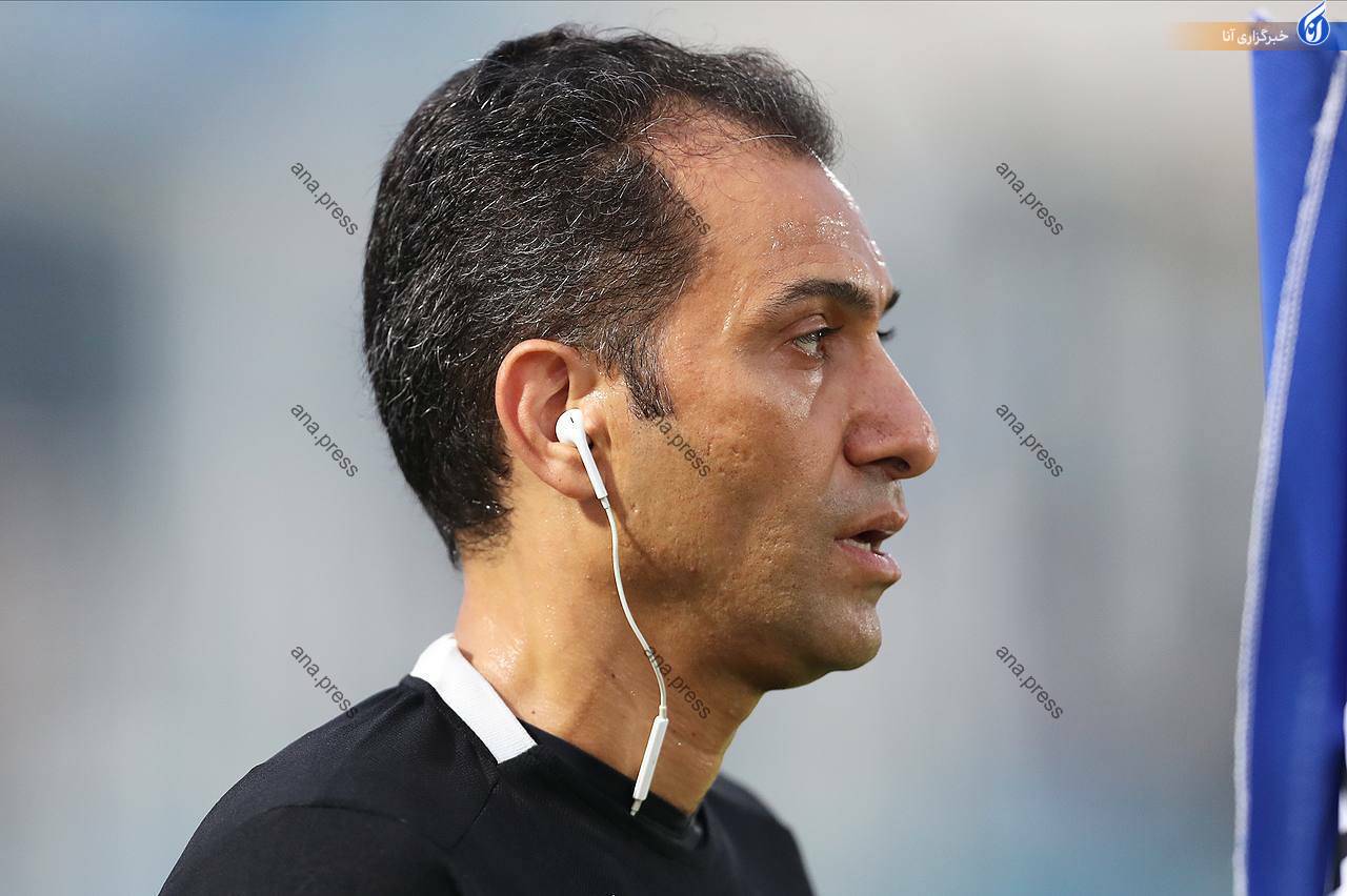 قضاوت داور با هندزفری موبایل+ عکس