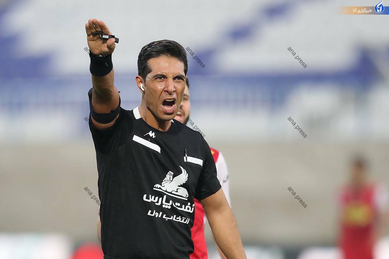 قضاوت داور با هندزفری موبایل+ عکس