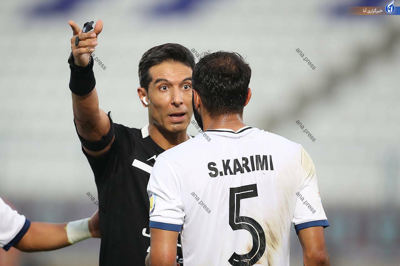 قضاوت داور با هندزفری موبایل+ عکس قضاوت داور با هندزفری موبایل+ عکس