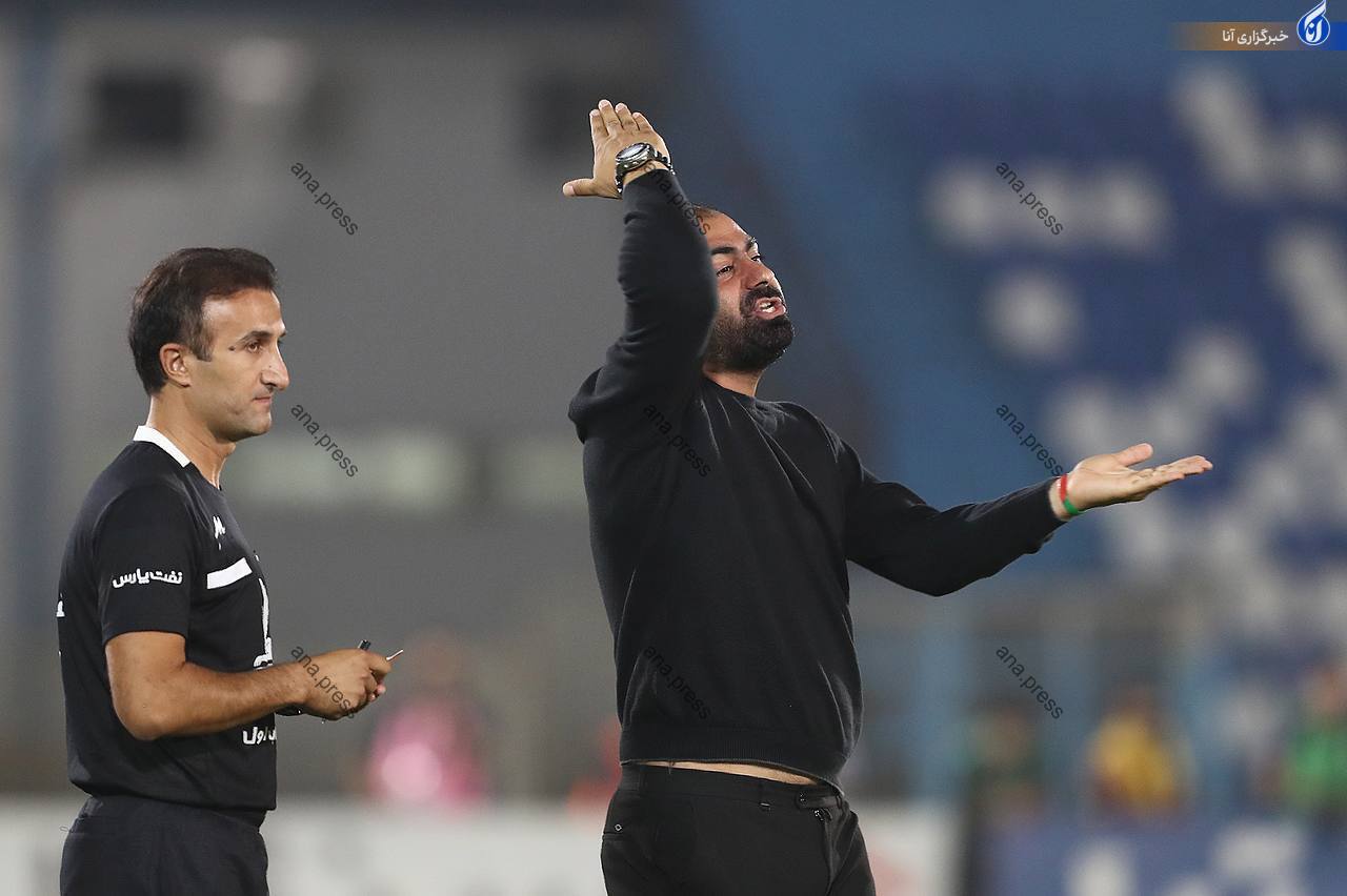 جنجال در دقایق آخر بازی ملوان و پرسپولیس/ حمله زارع به سمت داور+تصاویر جنجال در دقایق آخر بازی ملوان و پرسپولیس/ حمله زارع به سمت داور+تصاویر