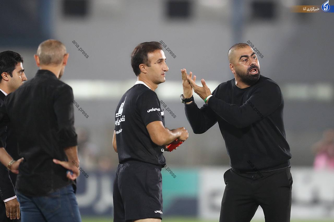 جنجال‌ در دقایق آخر بازی ملوان و پرسپولیس/ حمله زارع به سمت داور+تصاویر