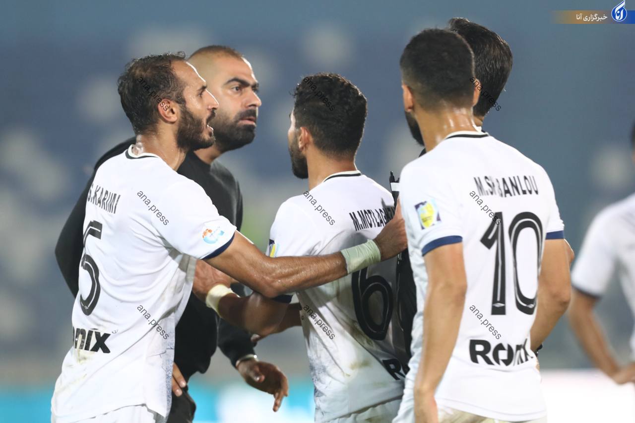 جنجال‌ در دقایق آخر بازی ملوان و پرسپولیس/ حمله زارع به سمت داور+تصاویر