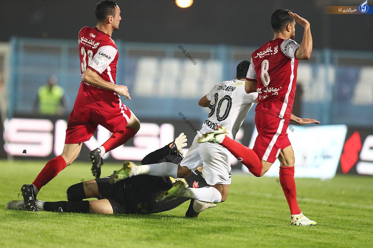 جنجالیترین تصمیم داور در بازی ملوان و پرسپولیس/ آیا خطای بیرانوند پنالتی بود؟+تصاویر جنجالیترین تصمیم داور در بازی ملوان و پرسپولیس/ آیا خطای بیرانوند پنالتی بود؟+تصاویر
