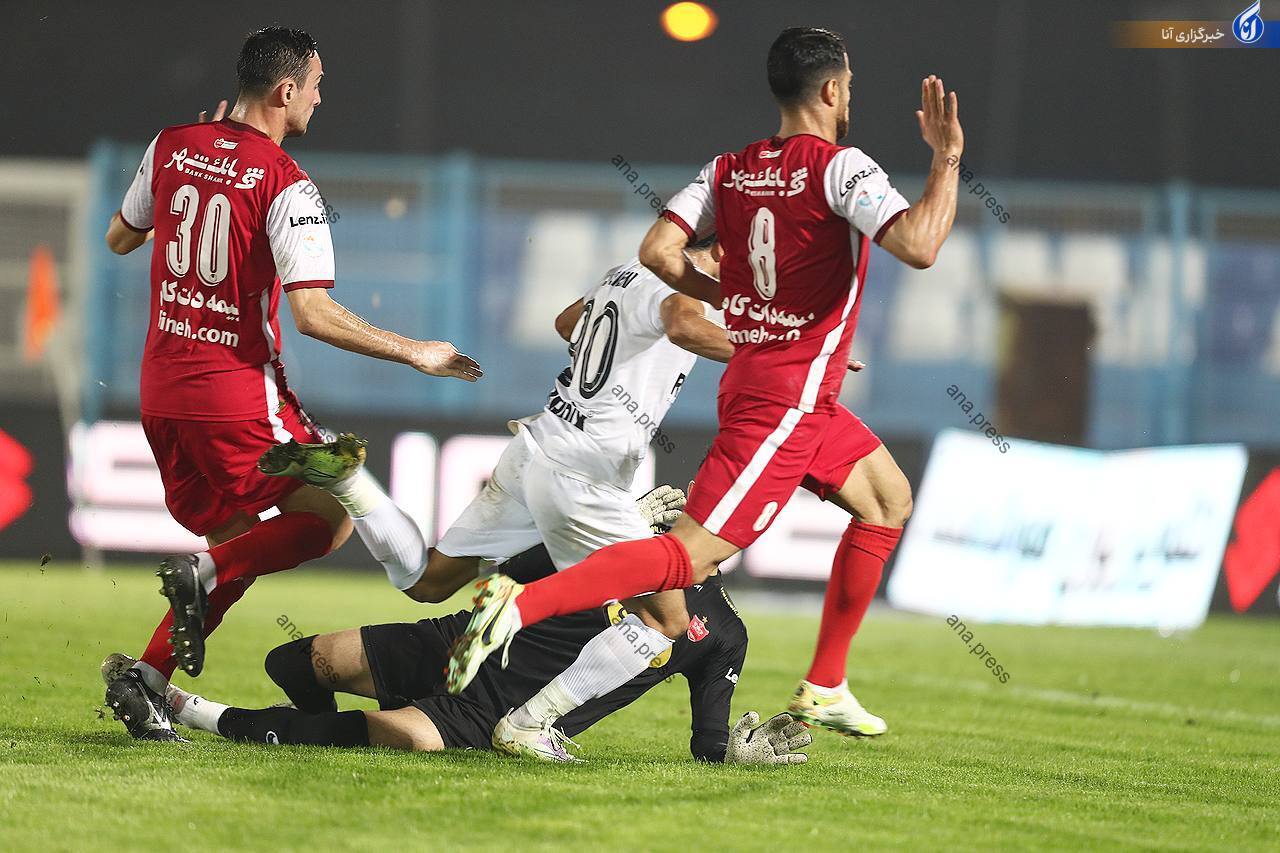 جنجالیترین تصمیم داور در بازی ملوان و پرسپولیس/ آیا خطای بیرانوند پنالتی بود؟+تصاویر جنجالیترین تصمیم داور در بازی ملوان و پرسپولیس/ آیا خطای بیرانوند پنالتی بود؟+تصاویر
