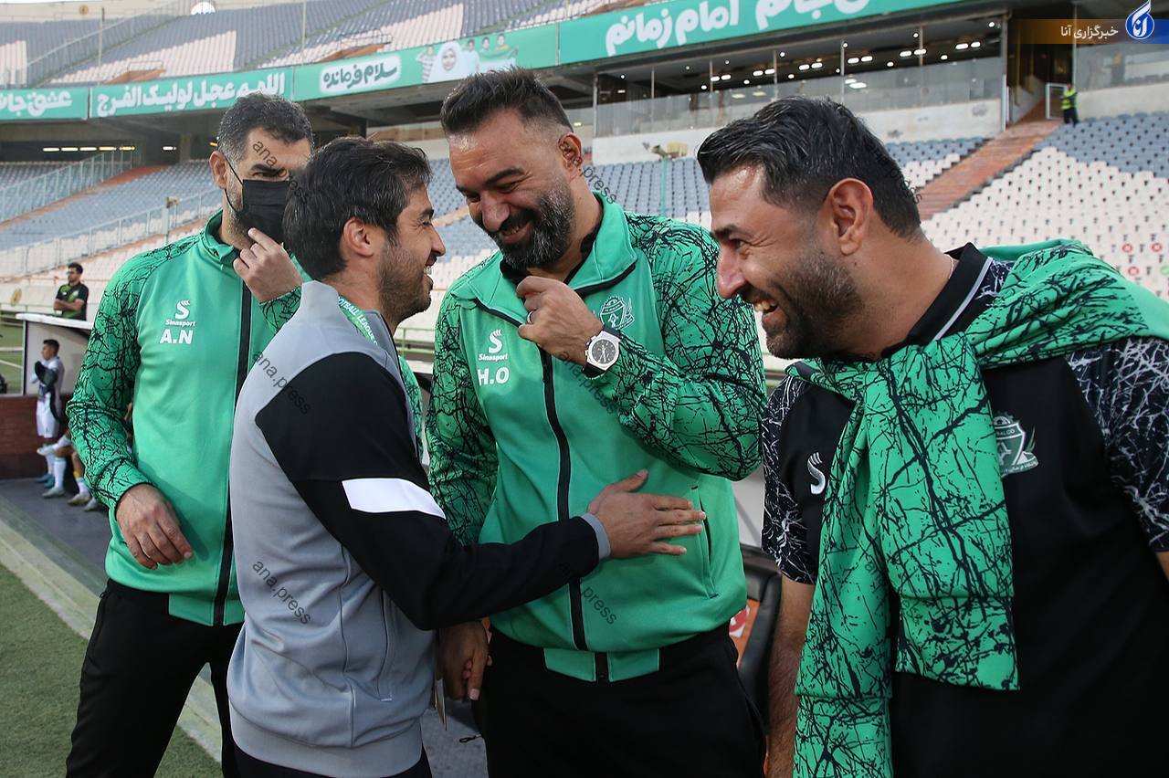 برخورد صمیمانه سرپرست استقلال و سرمربی آلومینیوم/ ۷ استقلال از رحمتی رخصت گرفتند