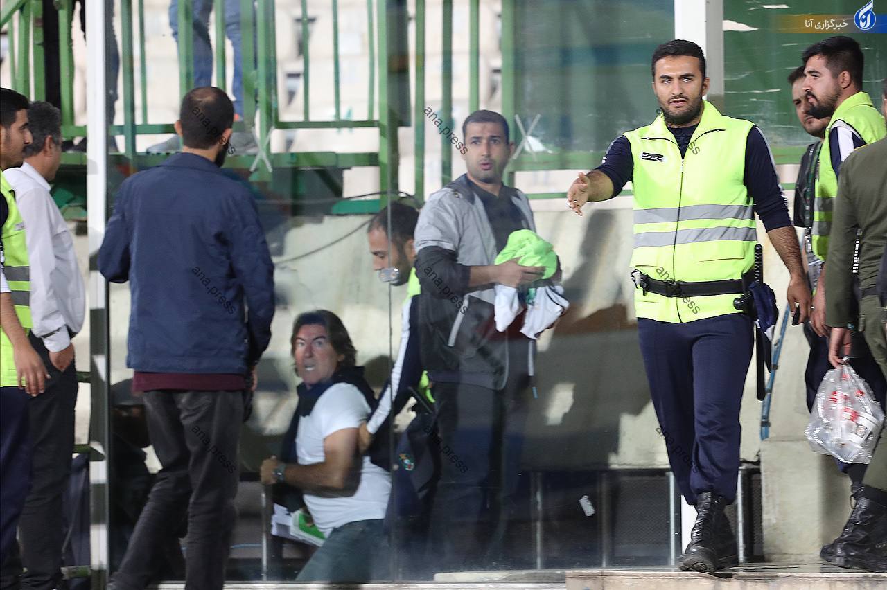 جنجال دوباره ساپینتو این بار با لگد به در اتاق فیلمبرداران!+ فیلم و تصاویر