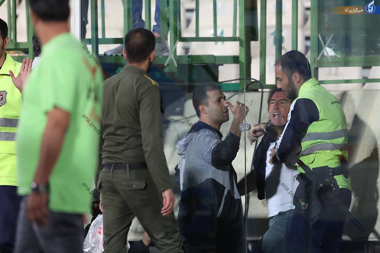 جنجال دوباره ساپینتو این بار با لگد به در اتاق فیلمبرداران!+ فیلم و تصاویر جنجال دوباره ساپینتو این بار با لگد به در اتاق فیلمبرداران!+ فیلم و تصاویر