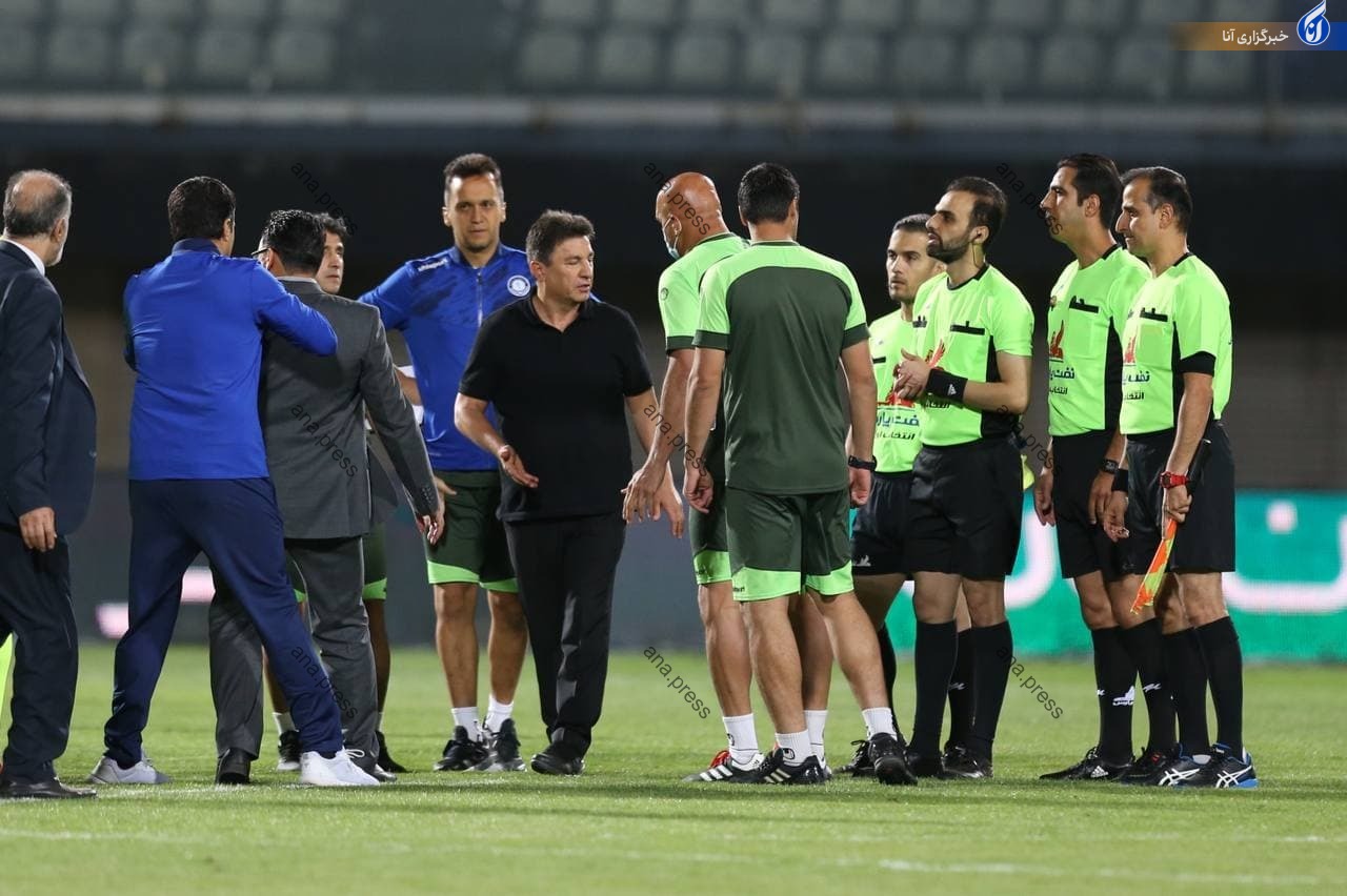 اعتراض متفاوت قلعهنویی به داور دیدار گلگهر - استقلال اعتراض متفاوت قلعهنویی به داور دیدار گلگهر - استقلال